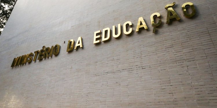 Instituições federais não podem exigir vacina contra covid-19, diz MEC