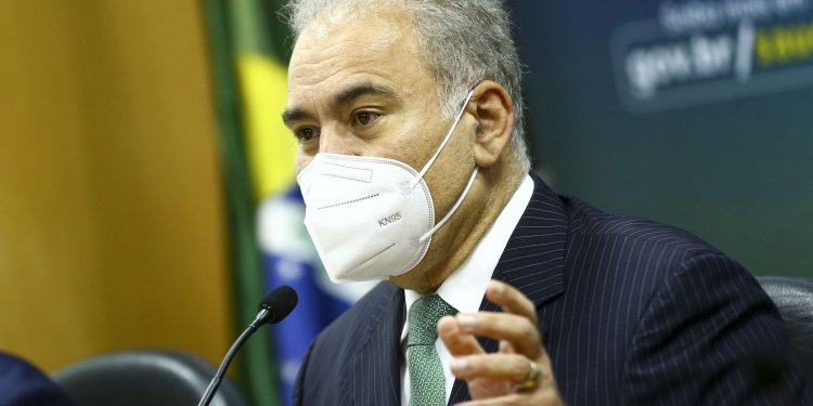 Governo reduz para 7 dias isolamento de pacientes com covid-19