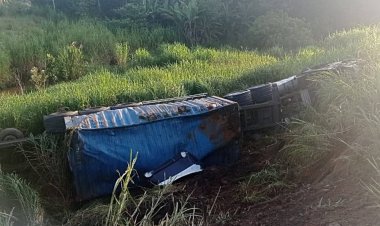 Motorista fica ferido após carreta tombar com contêiner na BR-116 em Leopoldina