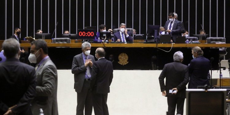 Presidente da Câmara defende congelar ICMS em preço de combustível