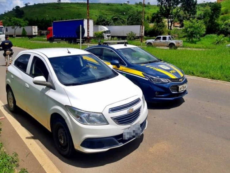 Carro roubado em Brasília é recuperado pela PRF em Leopoldina