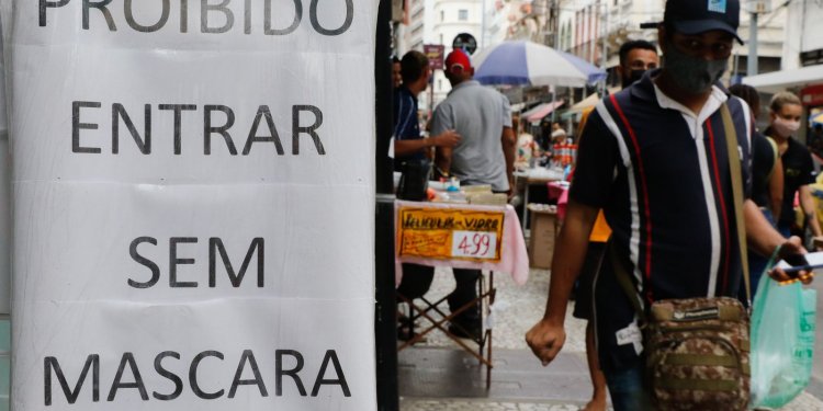 Covid-19: em dois anos, variantes e vacinas moldaram fases da pandemia