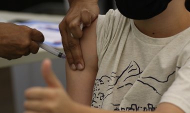 Covid-19: Rio aplica segunda dose de reforço em idosos com 70 anos