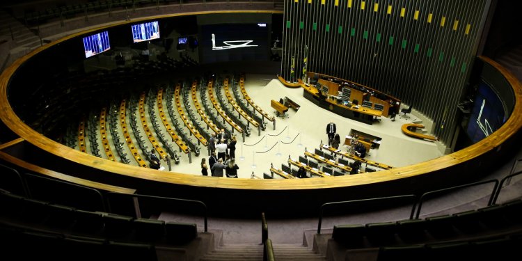 Deputados têm até hoje para trocar de partido sem perder mandato