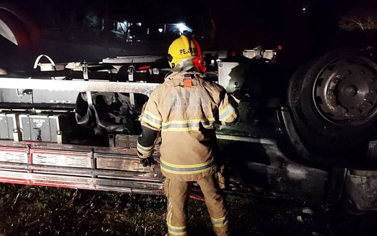 Caminhoneiro morre após veículo tombar e pegar fogo na BR-116 em Leopoldina