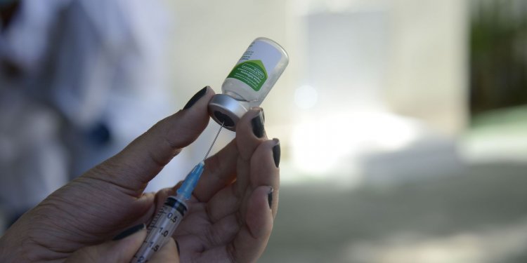 Rio: crianças, gestantes e puérperas recebem vacina contra gripe
