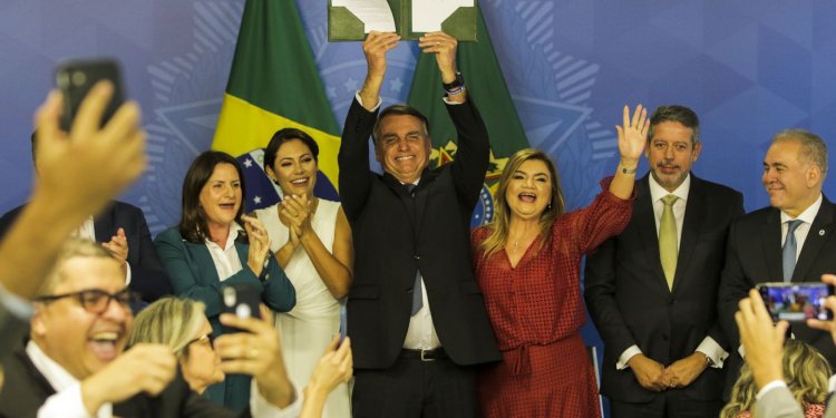 Presidente sanciona piso para enfermagem sem reajuste automático