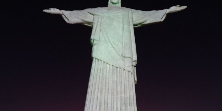 Cristo ganha hoje cores rosa e azul contra o câncer de mama e próstata