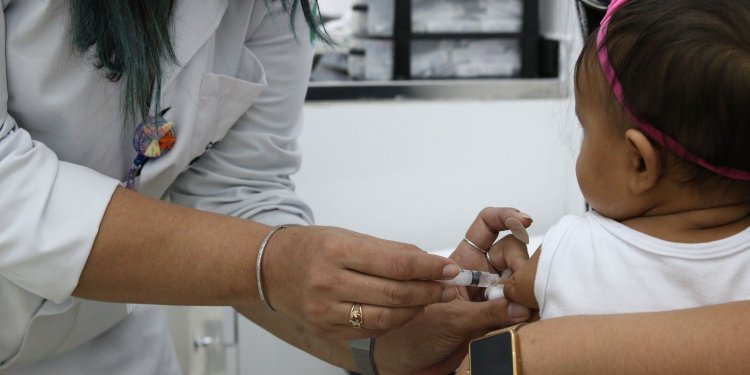 País recebe vacinas contra covid-19 para crianças de 6 meses a 3 anos