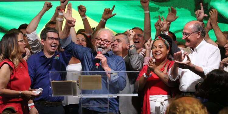 Partidos parabenizam vitória de Lula e citam democracia