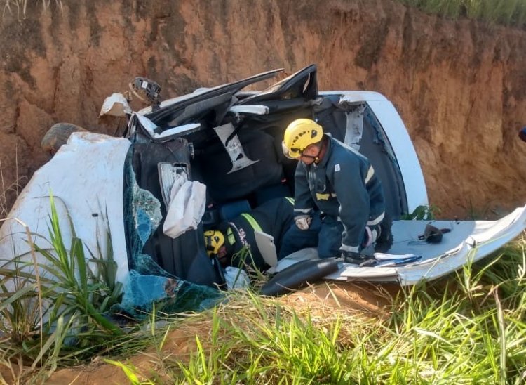 Bombeiros salvam mulher que ficou presa no veículo após capotamento na Rodovia MG 447 em Visconde do Rio Branco