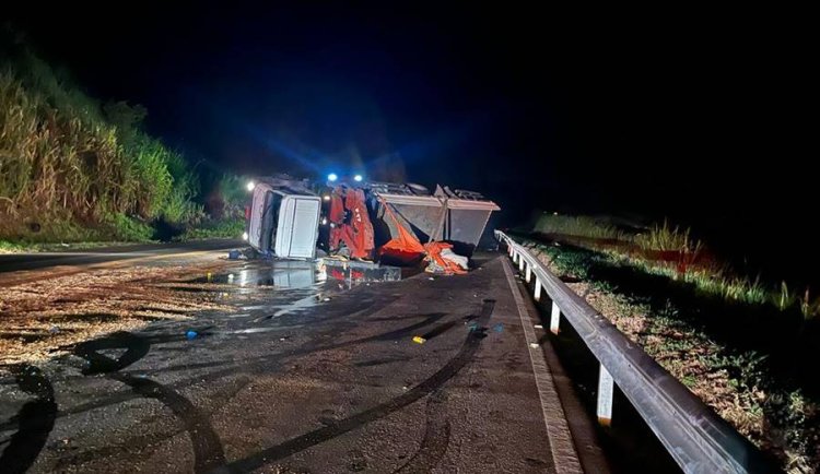 Caminhoneiro fica ferido após acidente na Serra da Vileta em Leopoldina
