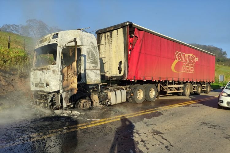 Muriaé: Carreta carregada de cerveja pega fogo na BR-356