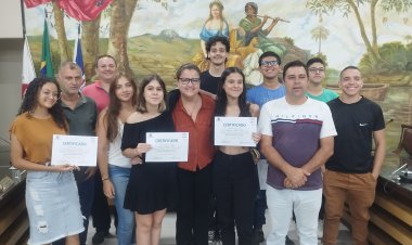 Cerimônia de encerramento oficial do Parlamento Jovem Minas 2023 em Ubá