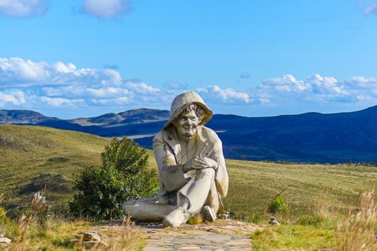 MPMG assina acordo para restauração da estátua do Juquinha, na Serra do Cipó