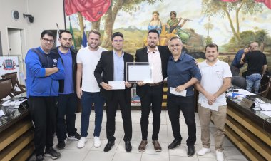 Vereador Samuel Soares entrega Moção ao Aymorés com anúncio de R$ 100 mil em recursos para o clube