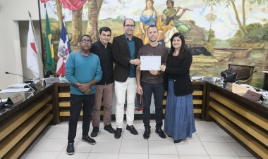 Câmara Municipal de Ubá entrega Moção de Aplausos à UMAADEUR em reconhecimento ao trabalho com jovens e adolescentes