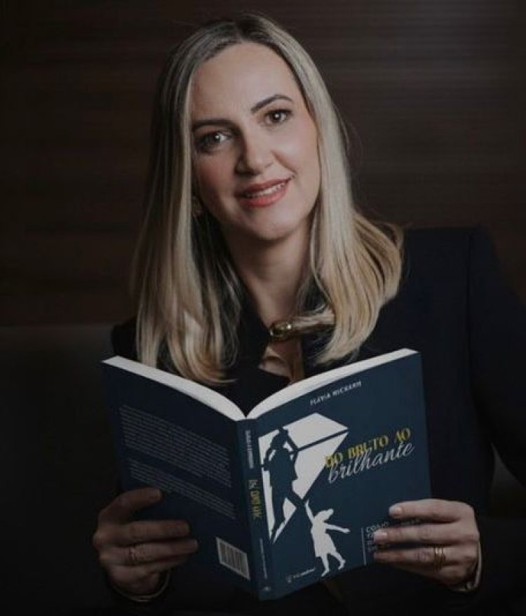 Noite de Autógrafos celebra o lançamento do primeiro livro de Flávia Mycharm voltado ao empreendedorismo em Ubá