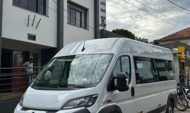 Senador Firmino investe na saúde e adquire van acessível para transporte de pacientes