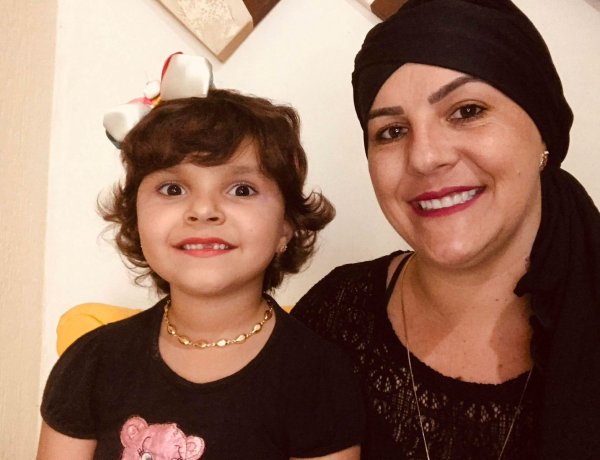 Mãe e filha vencem o câncer juntas e emocionam ao homenagear idealizador da Fundação Cristiano Varella durante toque do sino
