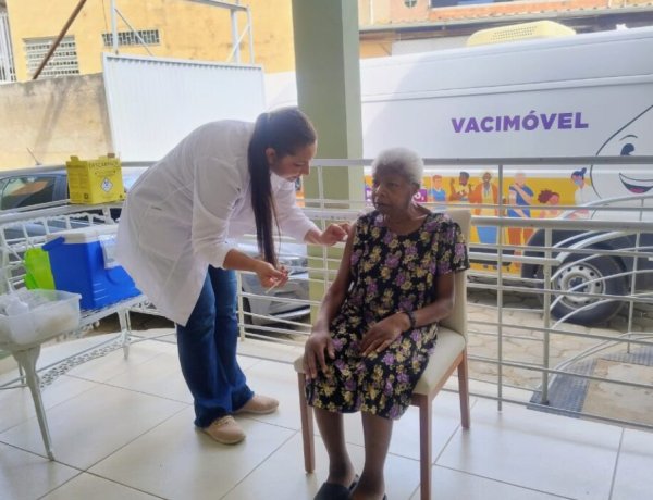 Idosas do Lar João de Freitas recebem as primeiras doses da vacina contra a gripe em Ubá